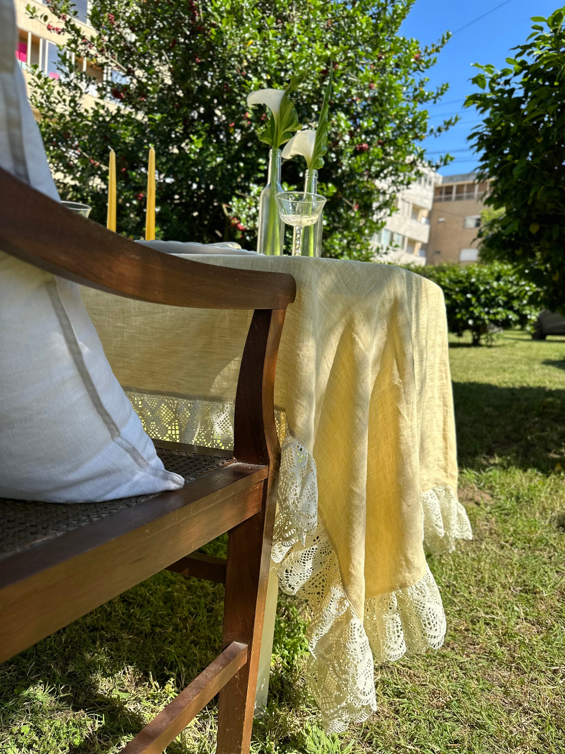 Toalha de Mesa em Linho Amarela com Renda, Nanny